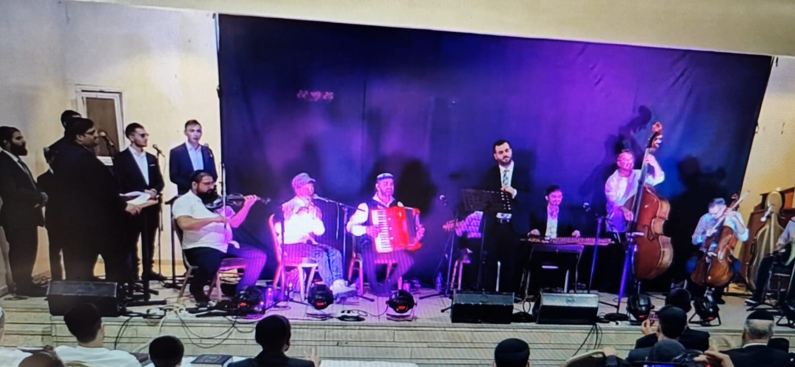 הרכב מוזיקלי מנגן ניגונים חסידיים