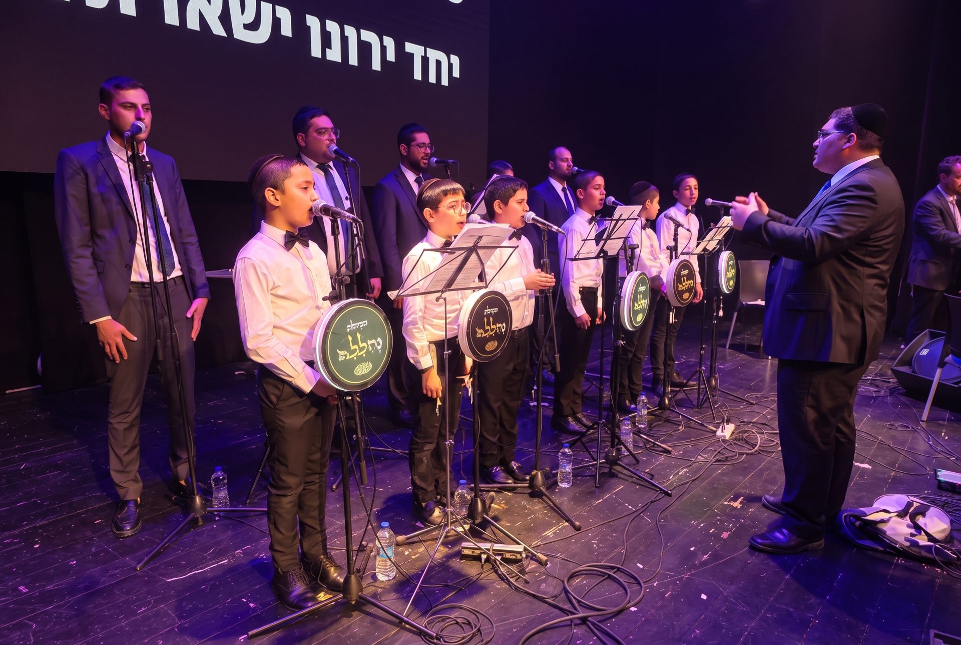 מקהלת תרבות לנשמה עם המנצח על הבמה