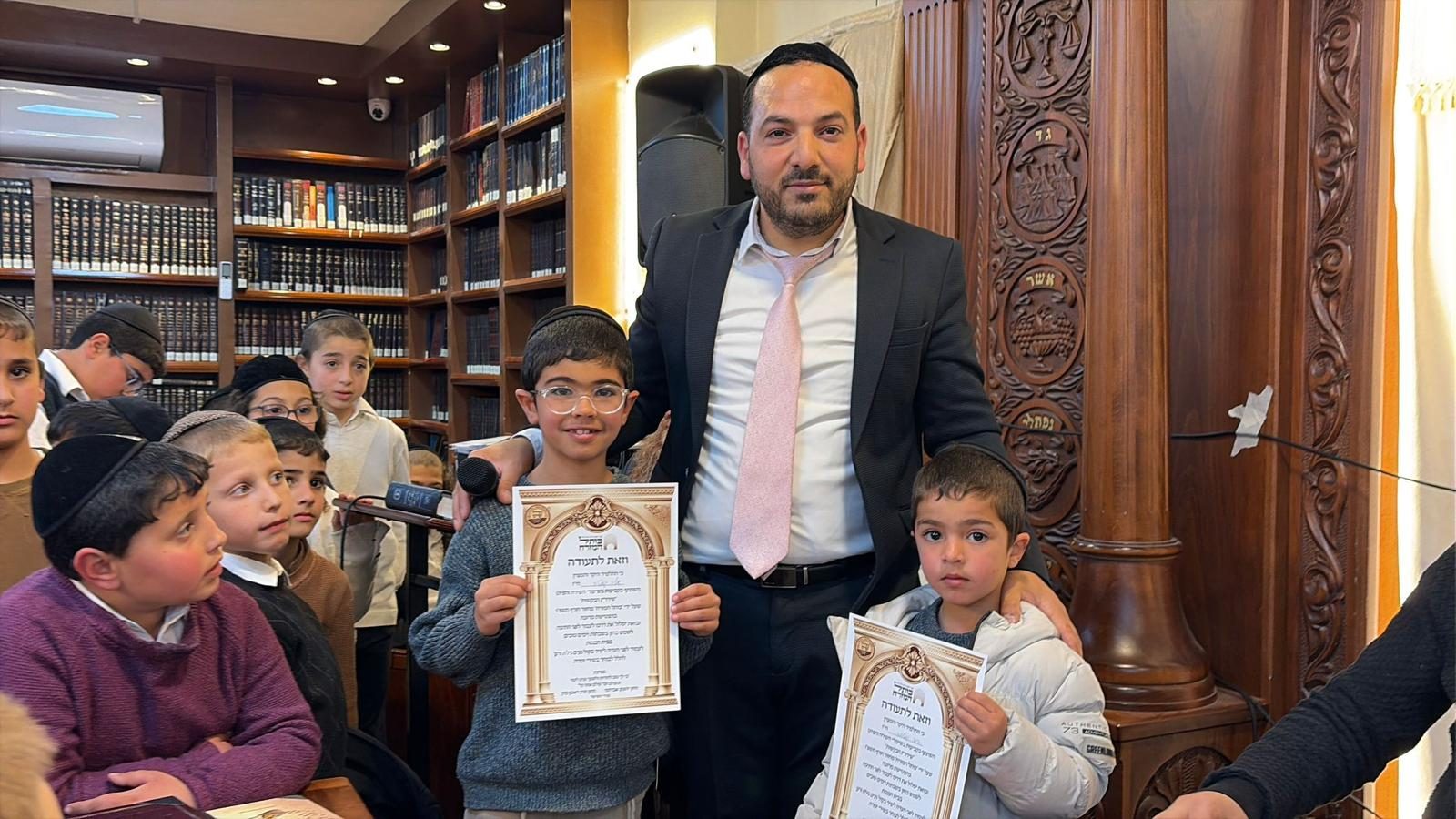 ילדים מקבלים תעודות בסיום חוג שירה ופיוט